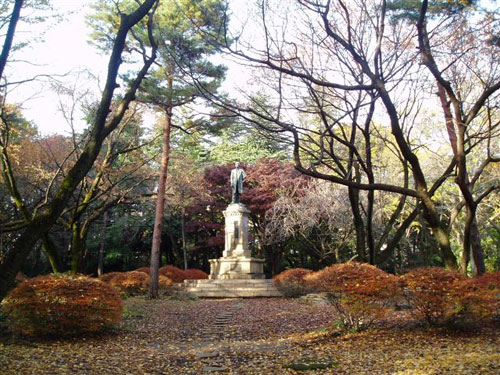 矢野二郎先生像を囲む現在の景観