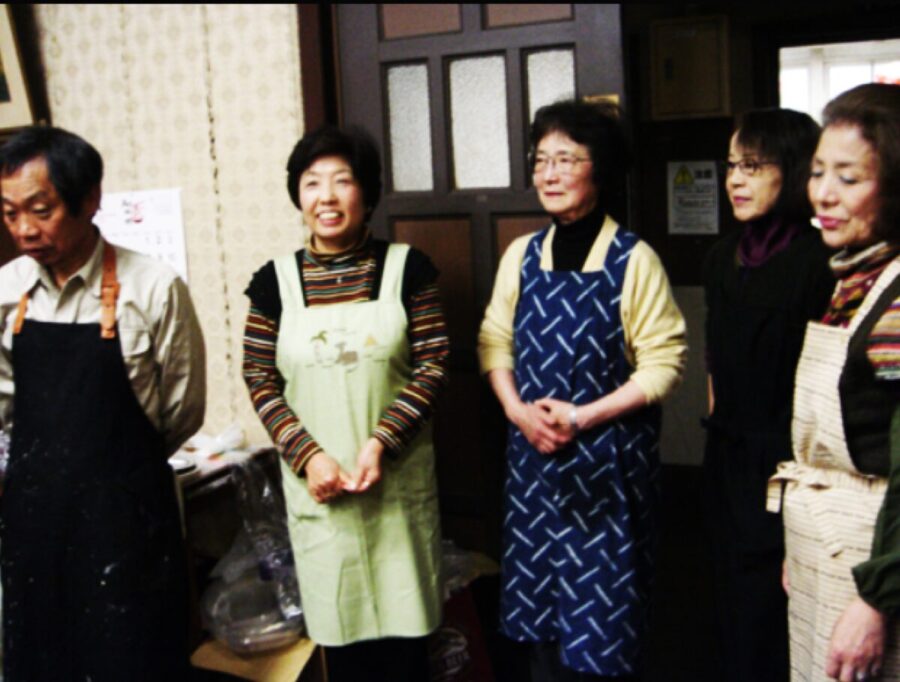 2010年4月16日交流会（左から2番目が岸田さん）