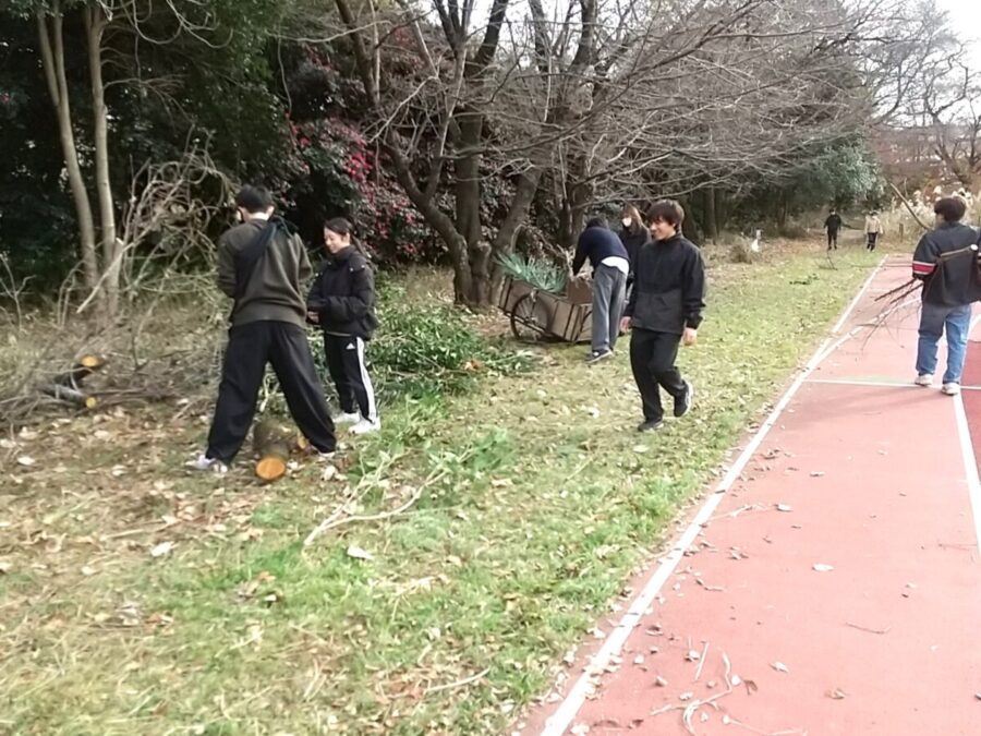 4班の陸上競技場東側での搬送作業