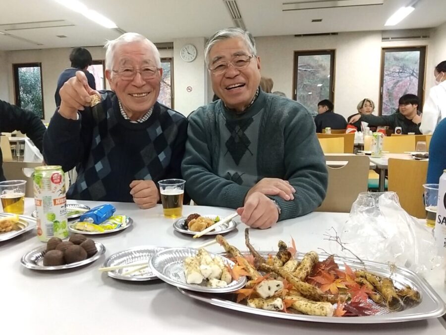 採れた自然薯を前にした福嶋先生と杉山さん