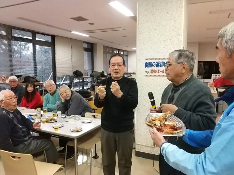 オニドコロを手で折って固さを確認