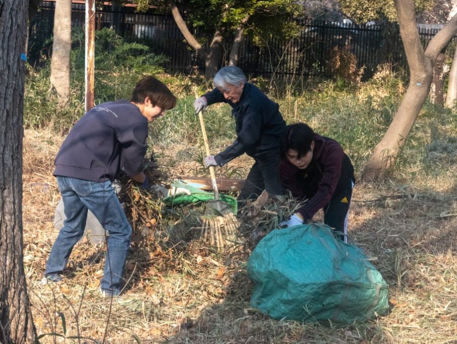 中野学長も学生と一緒に刈取ゴミを収集